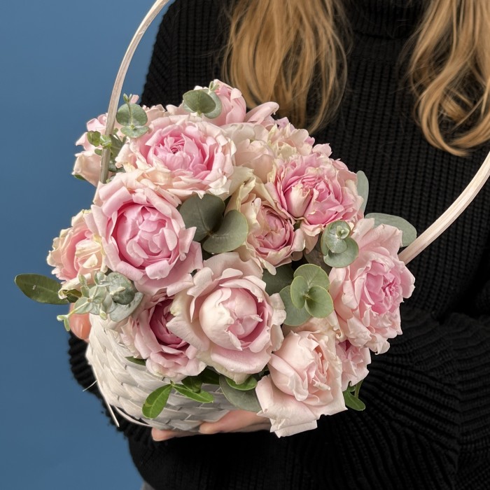 5 кустовых пионовидных роз Кэнди Флоу в корзине